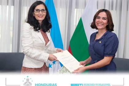 Посланик Милена Иванова  връчи акредитивните си писма на президента на Хондурас